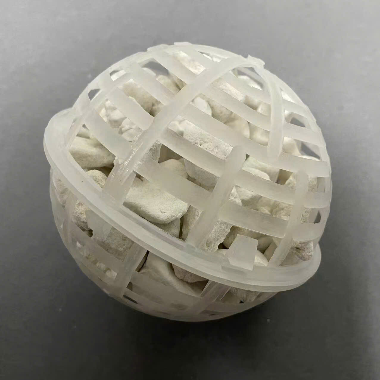 Đá bọt thuỷ tinh chìm trong nước